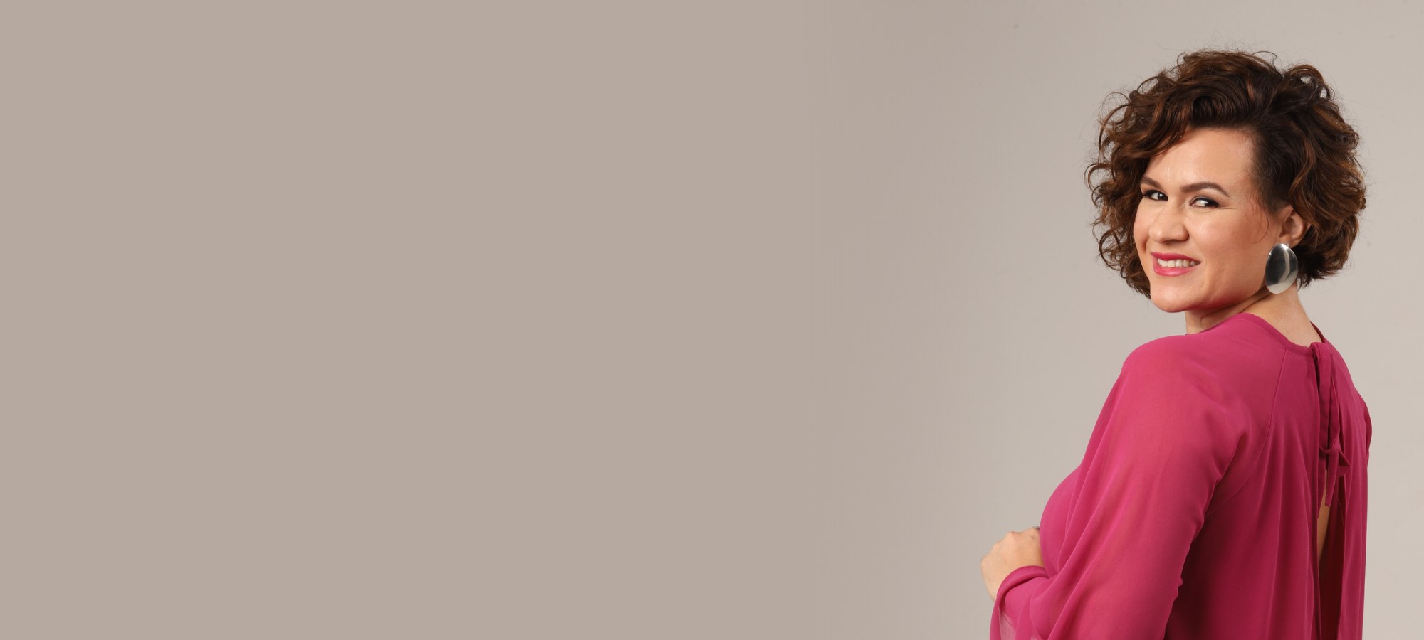 Laura Mareom de vestido rosa, sorrindo — foto de estúdio