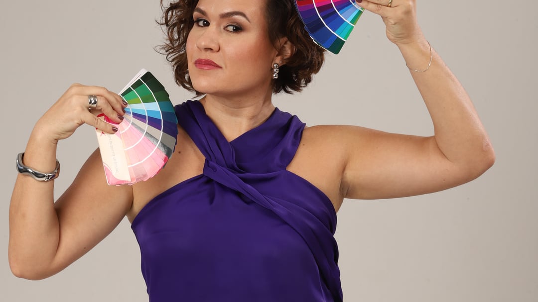 Laura Mareom com o leque de cores, na análise de coloração pessoal