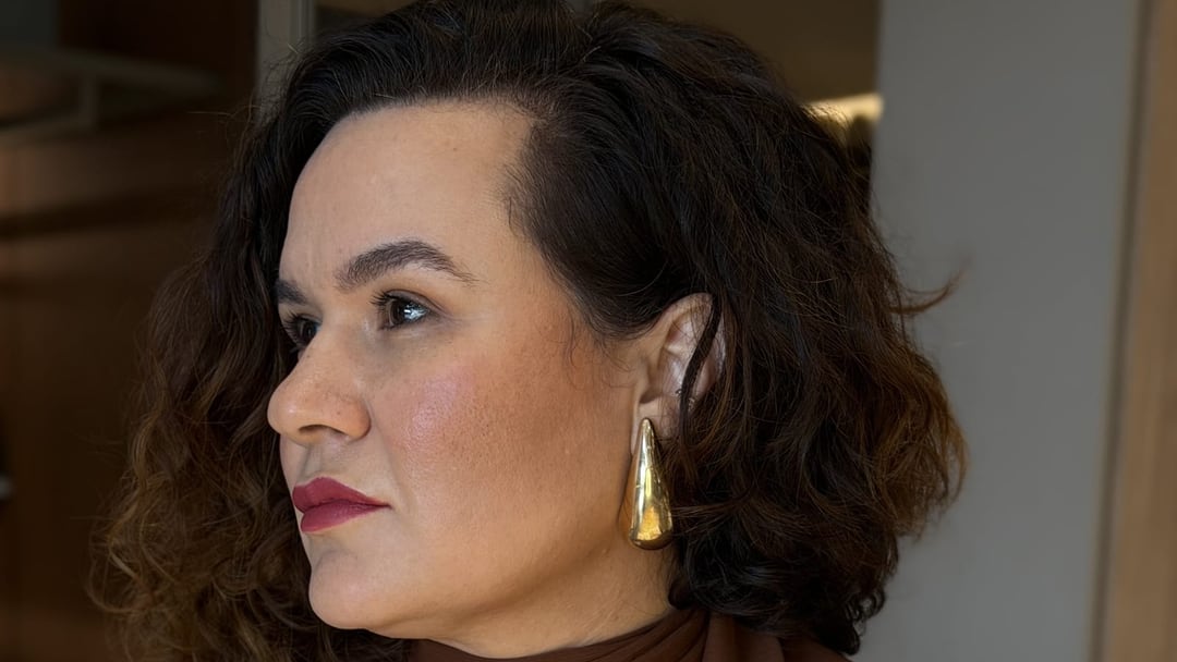 Retrato de Laura Mareom, evidenciando traços, cabelo e harmonia do rosto