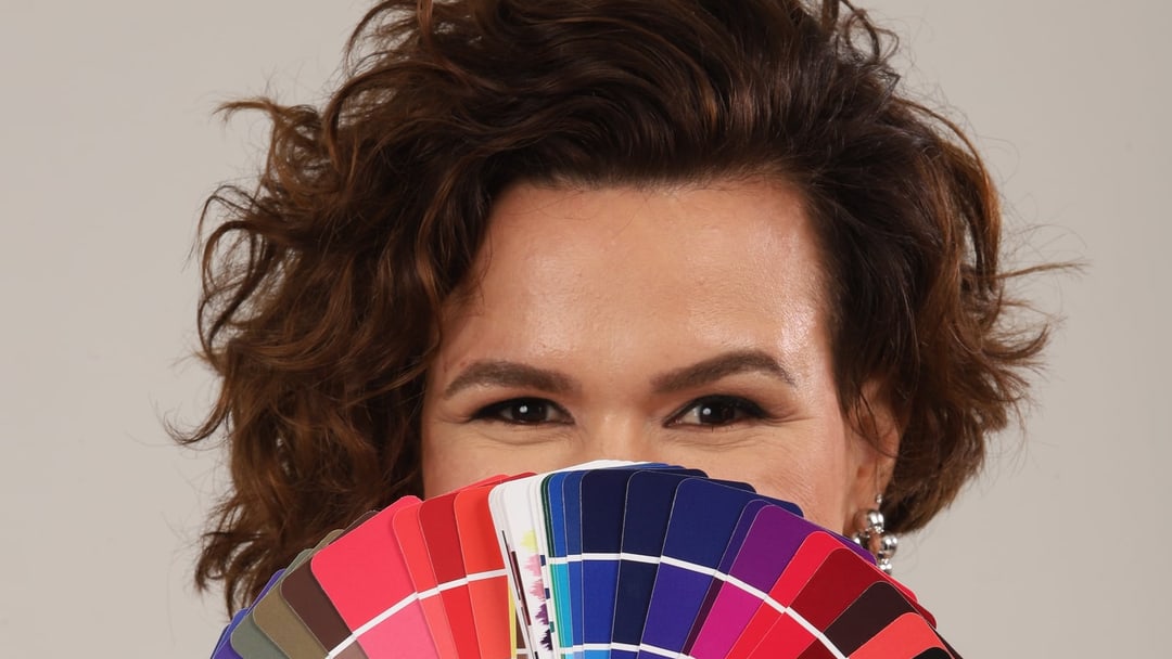 Laura Mareom com o leque de cores em frente ao rosto, na análise de coloração pessoal